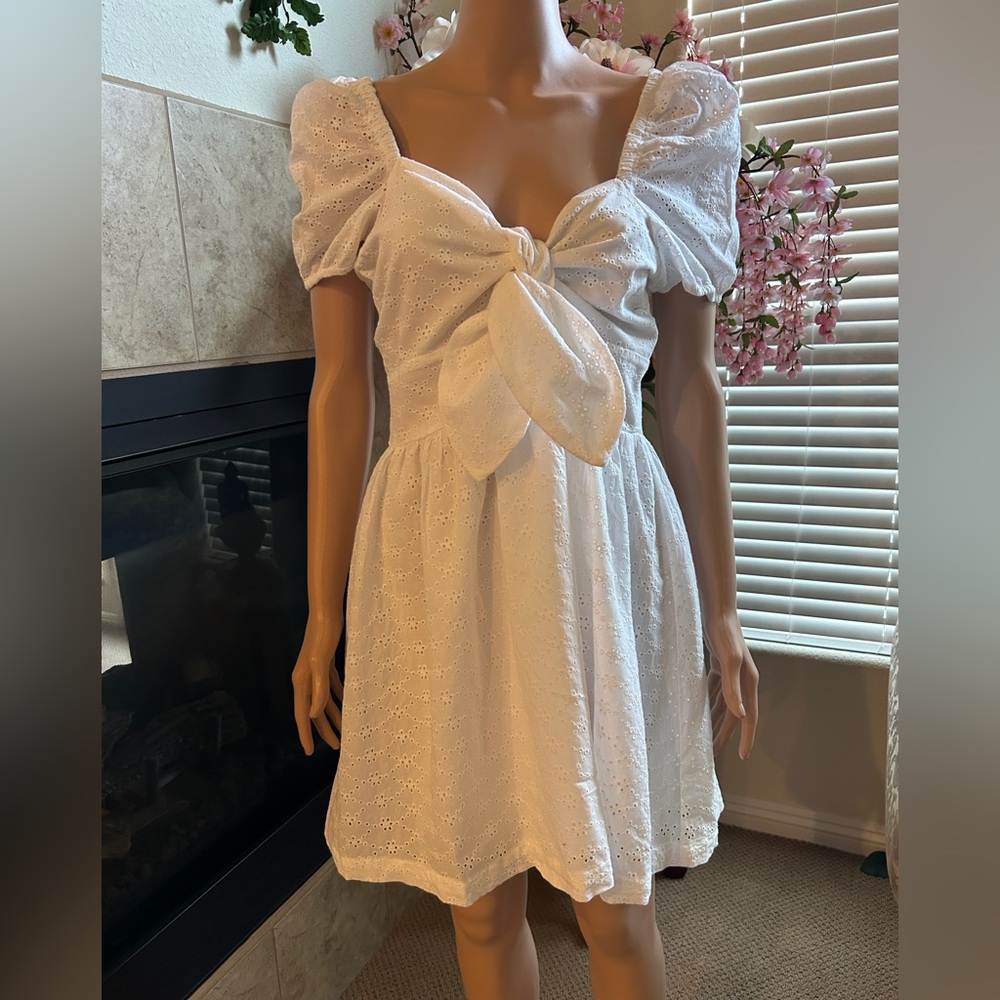 Bar III white eyelet tie-front top dress with puff sleeves. Women’s Size 14.